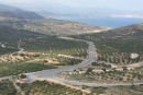 Udsigten ud over olivenplantagerne på det østlige Kreta. Øverst til højre i billedet ses byen Agios Nikolaos.
