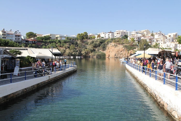 Kanalen ind til Voulismenisøen i Agios Nikolaos. Kanalen blev gravet ud af tyrkerne i 1870 og forbinder søen med havet (Foto Jakob).