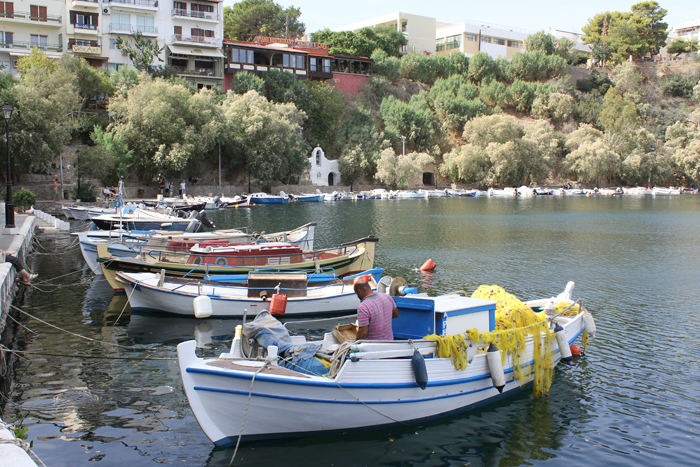 Voulismenisøen, der ligger inde midt i Agios Nikolaos, måler kun 137 meter i diameter, og det siges, at den er bundløs; men målinger viser, at den er 64 meter dyb. 