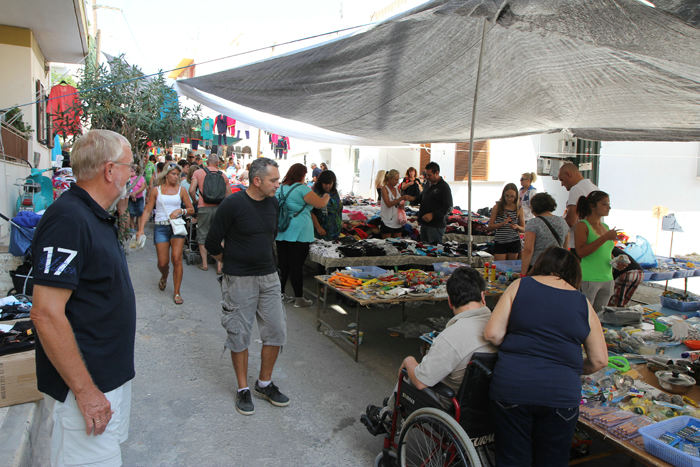 Hver onsdag er der udendørs marked i Agios Nikolaos. Det første, man kommer til, når man kommer nede fra centrum, er boder, hvor man kan købe lidt af hvert - mest tøj (Foto Jakob). 