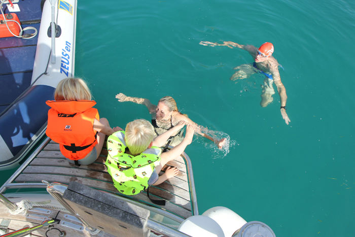 Mens vi lå for anker inde bag øen Spinalonga, blev der, ud over at sejle i gummibåd, badet. Ungerne nød at sidde på badeplatformen og plaske i vandet med fødderne.  