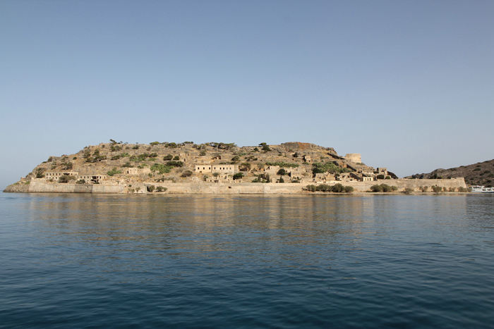 Lige nord for Spinalonga ligger en lille ø kaldet Nord Spinalonga. Det er her, de spedalske blev sendt hen, når de fik konstateret sygdommen. De sidste spedalske rejste fra øen i 1957. 