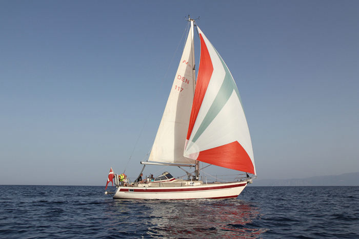 Da vi skulle tilbage til Agios Nikolaos fra badeturen ved Spinalonga, fik vi lidt vind og fik rigget genakkeren til (Foto Jakob). 