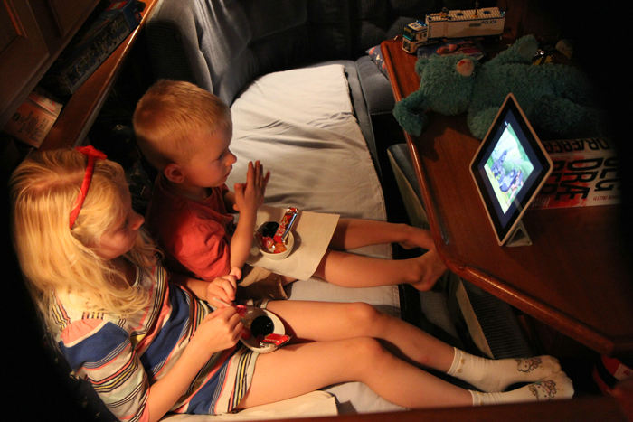 Selv om man er ombord på en båd i Agios Nikolaos på Kreta, skal man da ikke gå glip af fredagsslik og Disney Show i fjernsynet, her på en IPad (Foto Jakob).