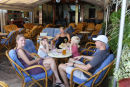 Der var rigtig mange cafeer/restauranter langs bredden af Voulismenisøen i Agios Nikolaos. Her nyder Maiken, Julie, skipperinden, Kasper og Jakob en is/øl. 