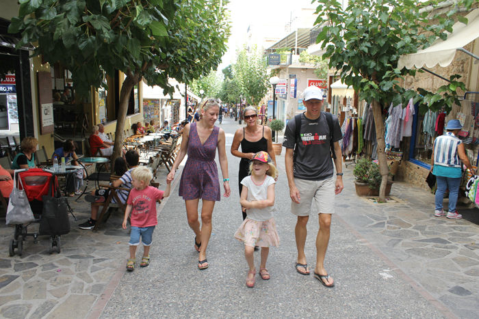 Agios Nikolaos på Kreta er en rigtig hyggelig by med en flot gågade. Her er vi på jagt efter en frisør.