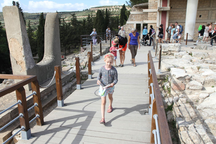 Vi havde vores helt private guide på turen rundt i Knossos paladset. Julie havde styr på, hvor vi var, og hvad vi stod og så på (Foto Jakob).