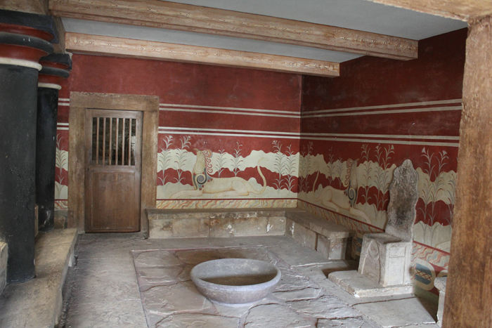 Knossos paladset på Kreta. Kong Minos' 3600 år gamle trone. Tronen er fremstillet af én alabasterblok. Stenbænkene langs væggene er formentlig til brug for præsterne.