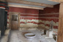Knossos paladset på Kreta. Kong Minos' 3600 år gamle trone. Tronen er fremstillet af én alabasterblok. Stenbænkene langs væggene er formentlig til brug for præsterne.