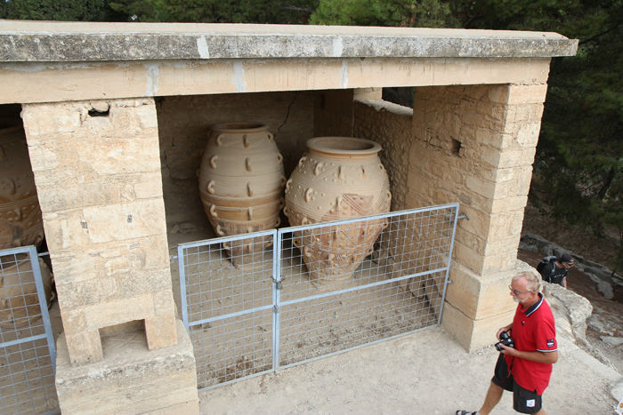 Knossos paladset på Kreta. Her ses de kæmpestore pythoi (krukker), som man opbevarede flydende forråd i. Hvordan mon man fik indholdet op - de er mandshøje? (Foto Jakob).