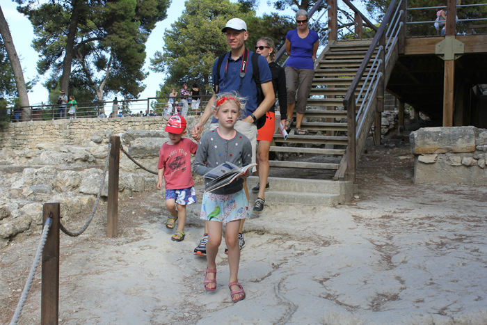 Julie, vor guide på Knossos, viser vej rundt på paladset. På billedet ses Kasper, Julie, Jakob, Maiken og Inge Lise.