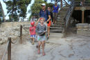 Julie, vor guide på Knossos, viser vej rundt på paladset. På billedet ses Kasper, Julie, Jakob, Maiken og Inge Lise.