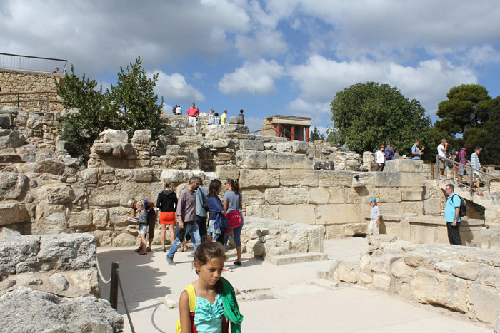 Knossos blev opdaget af Sir Arthur Evans i 1894; men på grund af borgerkrigen på Kreta mod tyrkerne kunne Evans først gennemføre større udgravninger omkring år 1900.