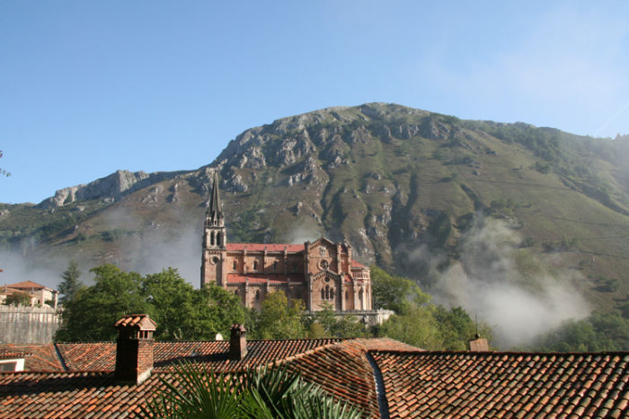 Det var tåget, da vi forlod Gijon på vor udflugt til naturparken Picos de Europa, men netop som vi nåede Covadonga lettede tågen. Midt ude i bjergene ligger den store Basilica kirke.