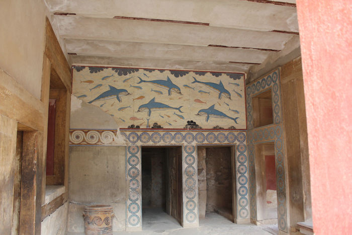 Knossos paladset med dronningens påklædningsværelse, hvor væggene er smykket med nogle flotte fresker, her den smukke fresko med de yndefuldt springende delfiner.