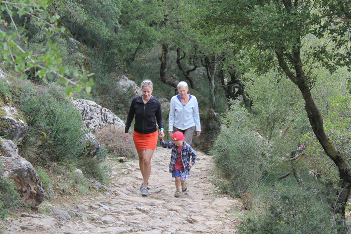 Turen op til Dikti-Grotten. Det viste sig, at der var to stier op til grotten; det vidste vi ikke på det tidspunkt. Vi tog den stejle og stenede vej op til grotten.