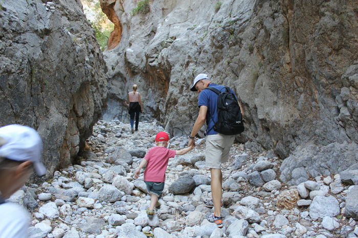 Maiken, Kasper og Jakob på tur gennem den smalle Kritsa Gorge på Kreta.