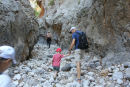 Maiken, Kasper og Jakob på tur gennem den smalle Kritsa Gorge på Kreta.