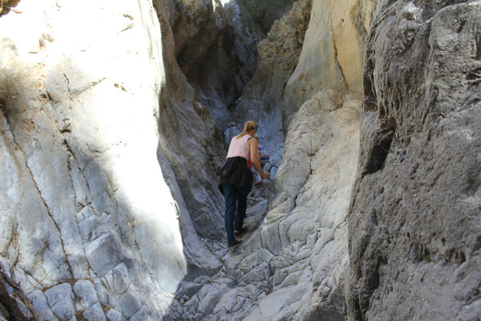 En af de meget smalle passager i Kritsa Gorge. Stenene var meget glatte, så der var monteret håndtag, så vi kunne holde balancen.
