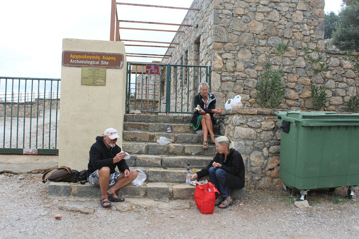 Lene og Niels tog os med op til den antikke by Lato, men desværre var der lukket, så vi spiste den medbragte madpakke på trappen uden for indgangen. 
