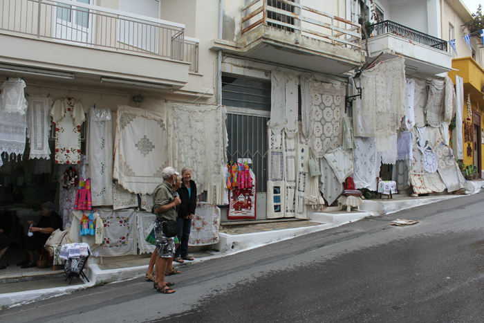 Kritsa, der ligger ca. 8 km. uden for Agios Nikolaos, er kendt for sit broderi og kniplinger, og der var nok af det. 