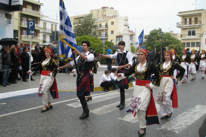 Grækenlands Nationaldag d. 25 april i Agios Nikolaos - her en gruppe unge mennesker i nationaldragter. 