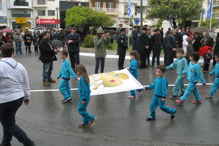 Grækenlands Nationaldag d. 25. april. Her er det en flok fra en børnehave/skole, der deltager i optoget. Der var også en gruppe børn fra den lokale sejlklub.