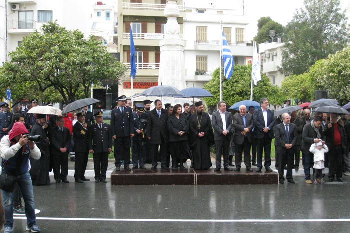 Grækenlands Nationaldag i Agios Nikolaos. Byens honoratiores samlet oppe på torvet for at hilse på alle, der deltager i optoget. 