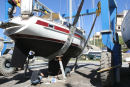 Agios Nikolaos - Kreta. Fribordet skinner og båden er klar til søsætning. Skipper er ved at bundmale de steder, hvor båden havde været understøttet.