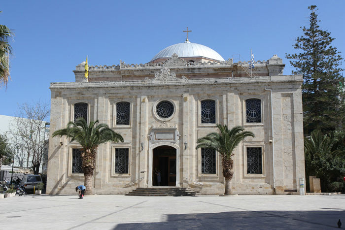 Agios Titos Kirken i Heraklion. Den var rigtig nydelig. Indvendig var den lys og enkel med flotte blyindfattede vinduer og træskærerarbejder.