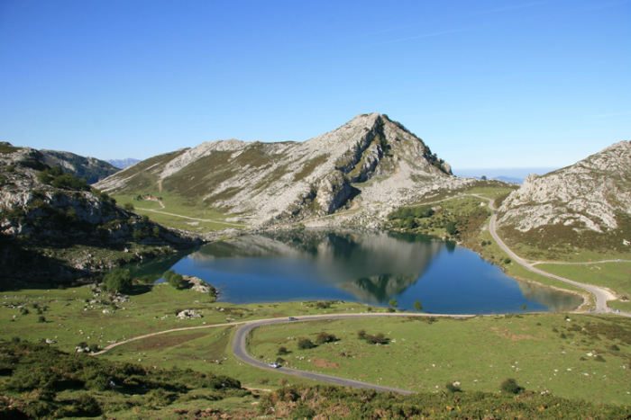 Vi nåede langt om længe ind til bjergsøerne. Turen gik ad stejle og smalle bjergveje, men det var turen værd. Her et blik ud over Lago de Enòl.