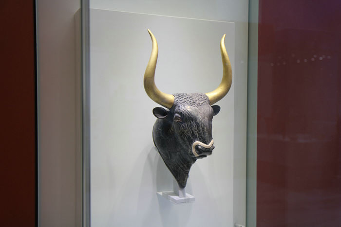 Det Arkæologiske Museum i Heraklion. Et oksehoved, et af de mange berømte fund fra udgravningerne på Kreta. 