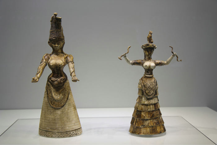 Det Arkæologiske Museum i Heraklion. En af de mest berømte ting, som er fundet på Kreta, er slangepigen, en lille figur ca. 10 cm. i højden.