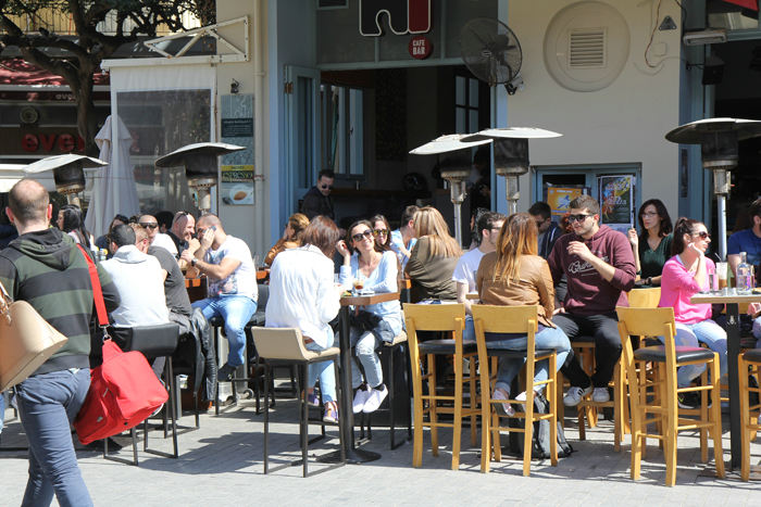 Heraklion på Kreta. Selv om vi kun er først i april måned var vejret dejligt, og cafeerne var fyldte af unge mennesker. For en sikkerhedsskyld var gasvarmerne ikke gemt væk endnu.