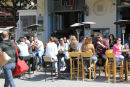 Heraklion på Kreta. Selv om vi kun er først i april måned var vejret dejligt, og cafeerne var fyldte af unge mennesker. For en sikkerhedsskyld var gasvarmerne ikke gemt væk endnu.