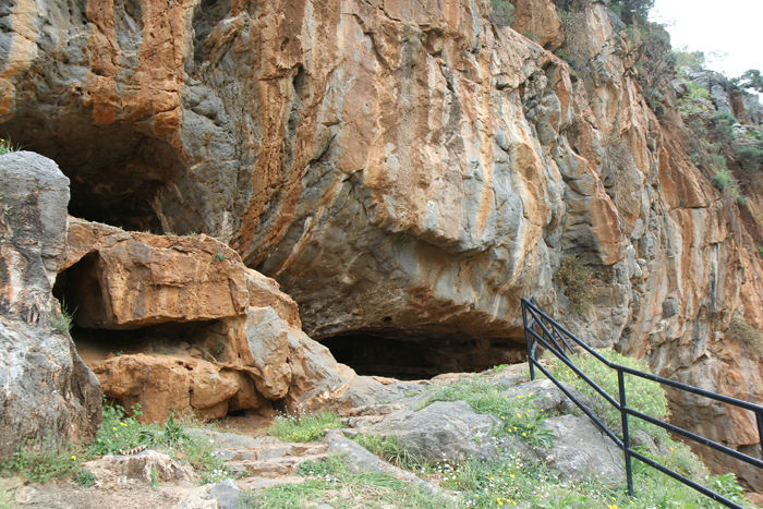 Indgangen til Milatos Grotten på Kreta. Grotten blev brugt som tilholdssted for de grækere, der flygtede fra tyrkerne i 1823. 