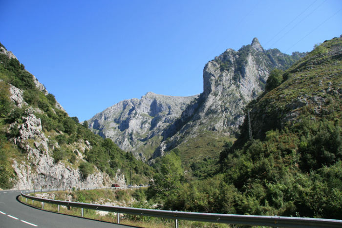 Vi kørte tilbage til Cangas og tog vejen øst om naturreservatet Picos de Europa. Et billede fra N621, der løber nede mellem to bjergkæder.