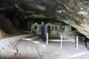 Det lille kapel i Milatos Grotten på Kreta. Skabet/kassen til højre for kapellet indeholder knogler fra dem, der blev dræbt under massakren i 1823, hvor tyrkerne slog tusindvis af grækere ihjel. 
