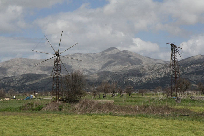 Lasithi Plateauet på Kreta. Nogle af de gamle vindmøller, der er rustne og faldet sammen. På gamle billeder er der hundredvis af disse møller med hvide sejl.