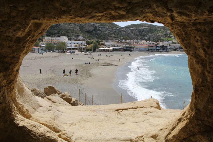 Udsigten inde fra en af hulerne i sandstensklipperne i Matala på det sydlige Kreta. De havde en fin udsigt, men det må have været koldt om vinteren.