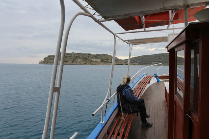 Det var lidt tidligt på turistsæsonen, men selv om vi var ene to, tilbød de at sejle os over til Spinalonga. Vi valgte at sejle fra Plaka, som færgemanden gjorde i bogen ”Øen”.