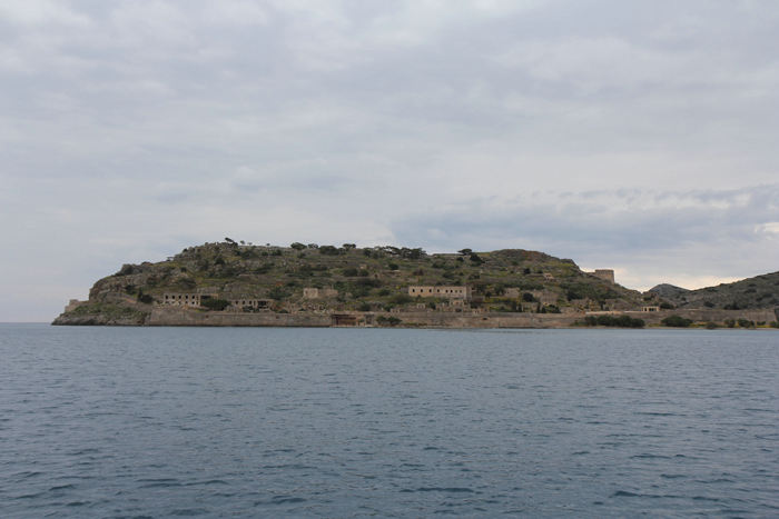 Spinalonga er en lille ø, der ligger lidt nord for Agios Nikolaos. Den var oprindelig en venetiansk fæstning og derefter benyttet af muslimske tyrkere indtil 1903, hvor den blev spedalskhedskoloni.