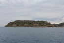 Spinalonga er en lille ø, der ligger lidt nord for Agios Nikolaos. Den var oprindelig en venetiansk fæstning og derefter benyttet af muslimske tyrkere indtil 1903, hvor den blev spedalskhedskoloni.