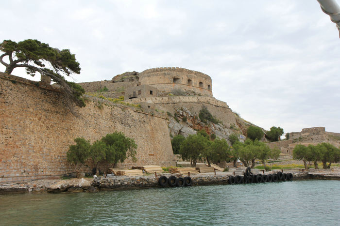 Den venetianske fæstning på Spinalonga. Det er her, turistbådene lægger til; færgemanden i bogen ”Øen” lagde til ved hovedindgangen på vestsiden af øen. 