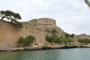 Den venetianske fæstning på Spinalonga. Det er her, turistbådene lægger til; færgemanden i bogen ”Øen” lagde til ved hovedindgangen på vestsiden af øen. 