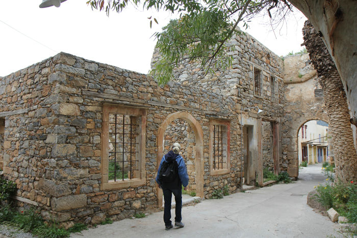 Vi havde begge læst bogen ”Øen” af Victoria Hislop, der beskriver livet på Spinalonga, da den fra 1903 til 1957 var spedalskhedskoloni. Vi var spændte på at se, om vi kunne genkende noget fra bogen.