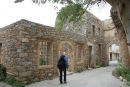 Vi havde begge læst bogen ”Øen” af Victoria Hislop, der beskriver livet på Spinalonga, da den fra 1903 til 1957 var spedalskhedskoloni. Vi var spændte på at se, om vi kunne genkende noget fra bogen.