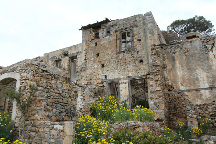 Spinalonga på Kreta. Nogle af de gamle bygninger fra tiden som fæstning. De fleste plancher og beskrivelser omhandler kun tiden, fra da det var en fæstning. 
