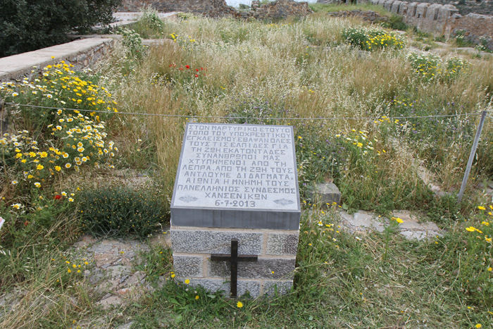 Kirkegården på Spinalonga, hvor de spedalske blev begravet. Den så meget forfalden ud - de kunne i det mindste have slået græsset.