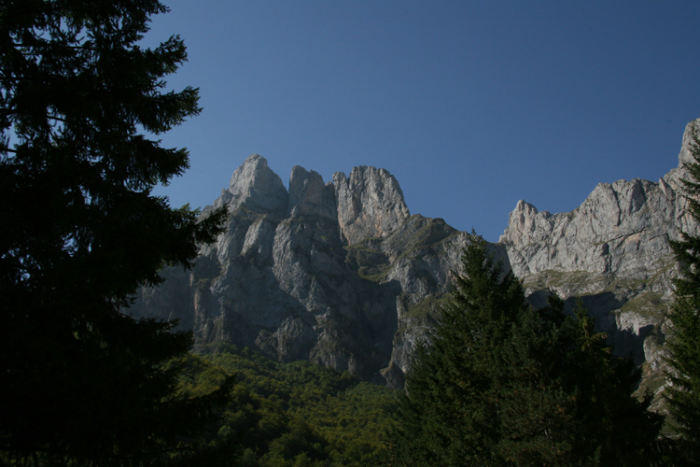 En del af bjergkæden Picos de Europa set nede fra dalen, hvor svævebanen starter.
